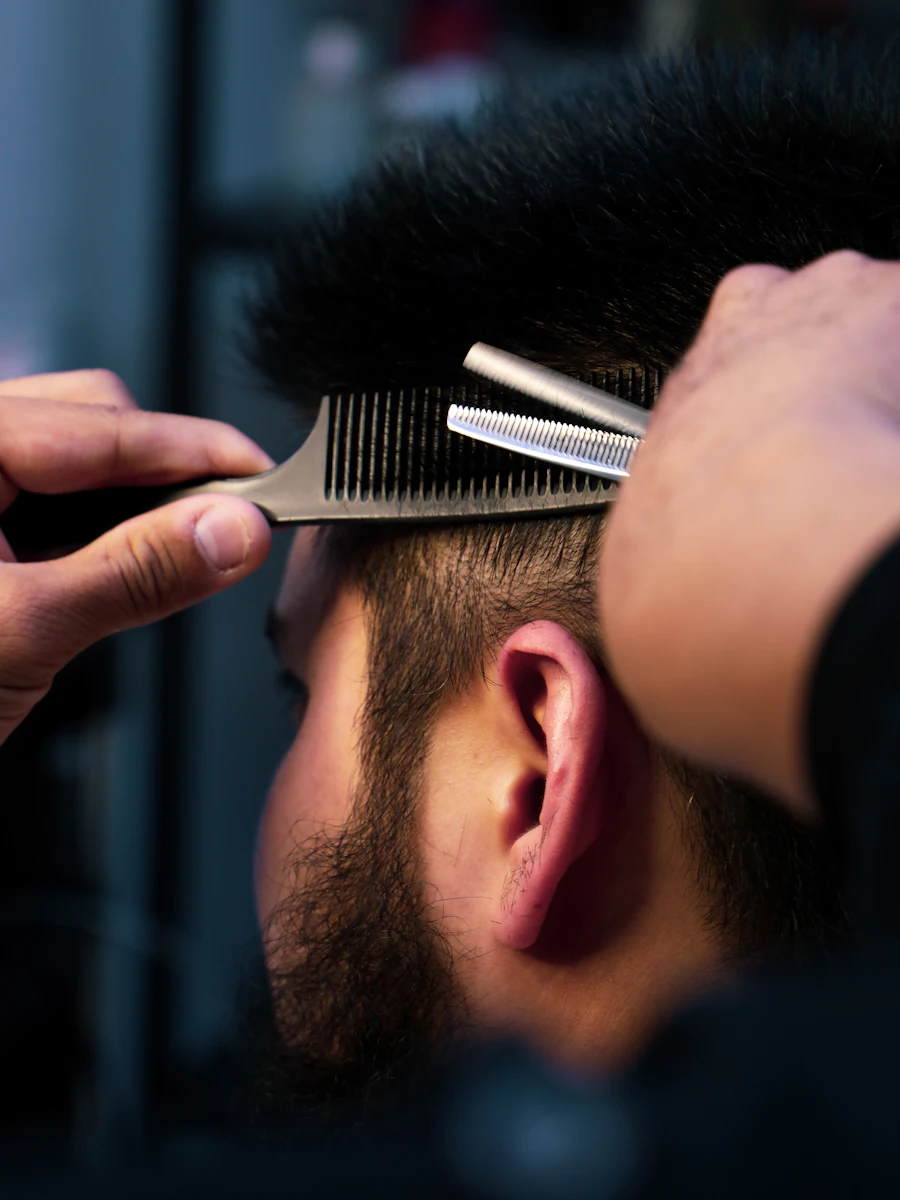 Barbero repasando el corte con tijera y peine